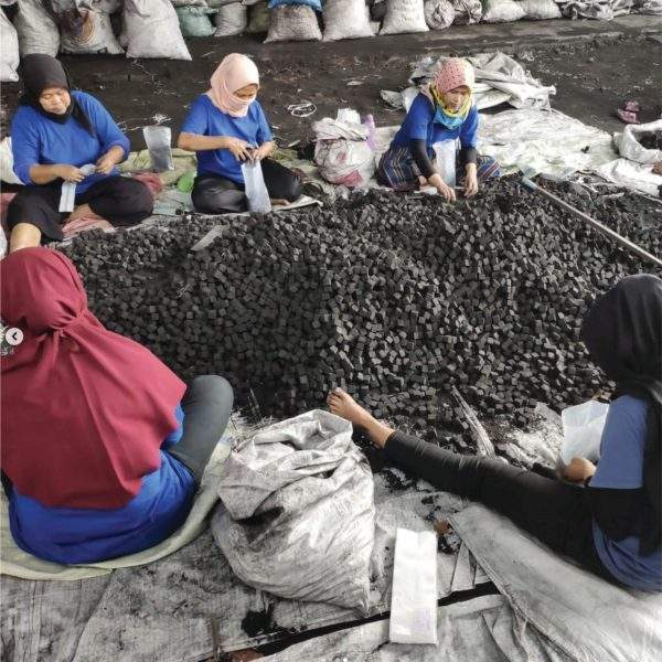 Coconut Charcoal Briquettes Packing into Inner Plastics